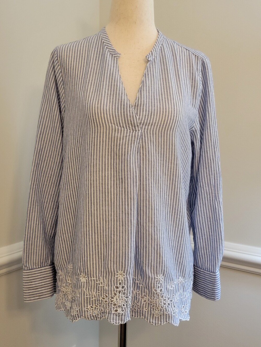 Embroidered Eyelet Blouse M Split Neck Cotton Rayon Old Navy Blue White